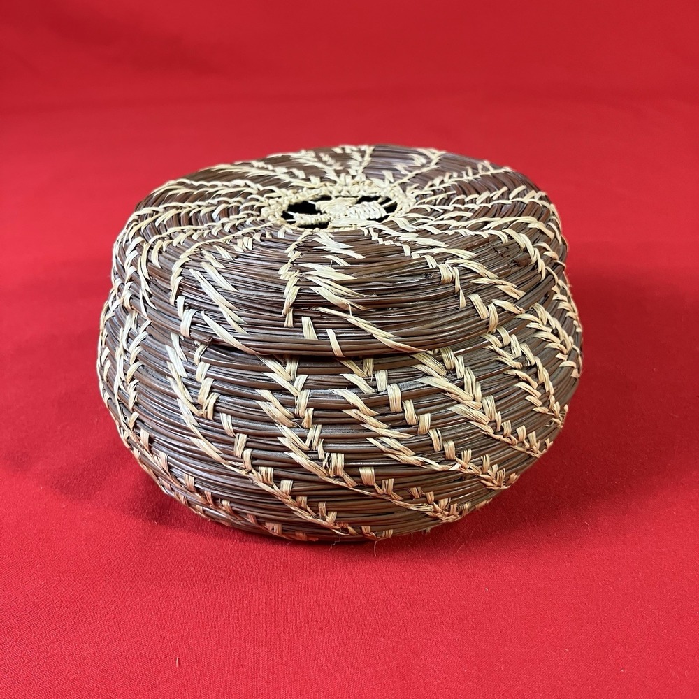 Vintage Handwoven Pine Needle Box with Lid / Handcrafted Coiled Basketry‎ - Picture 3 of 15